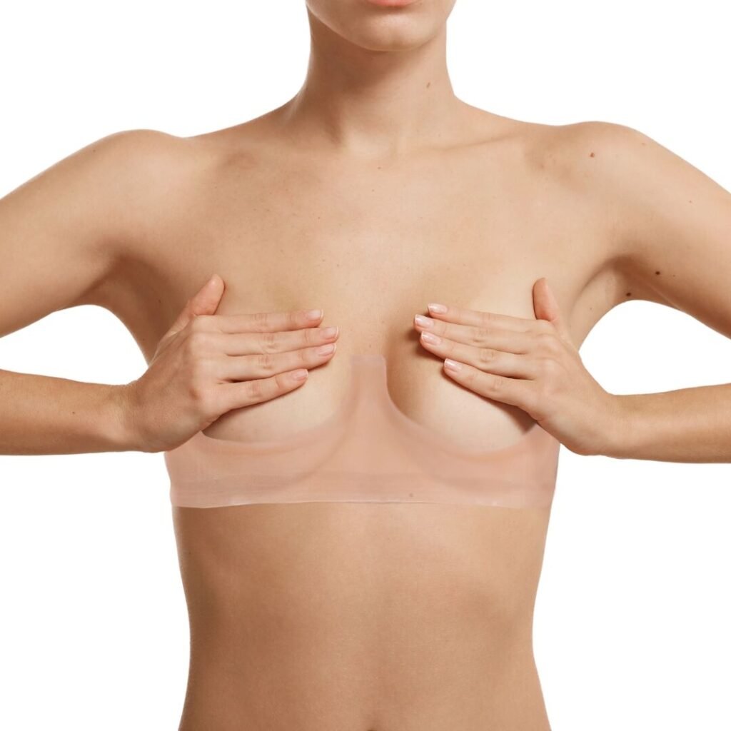 Modelo segurando parte do corpo em pose estética
