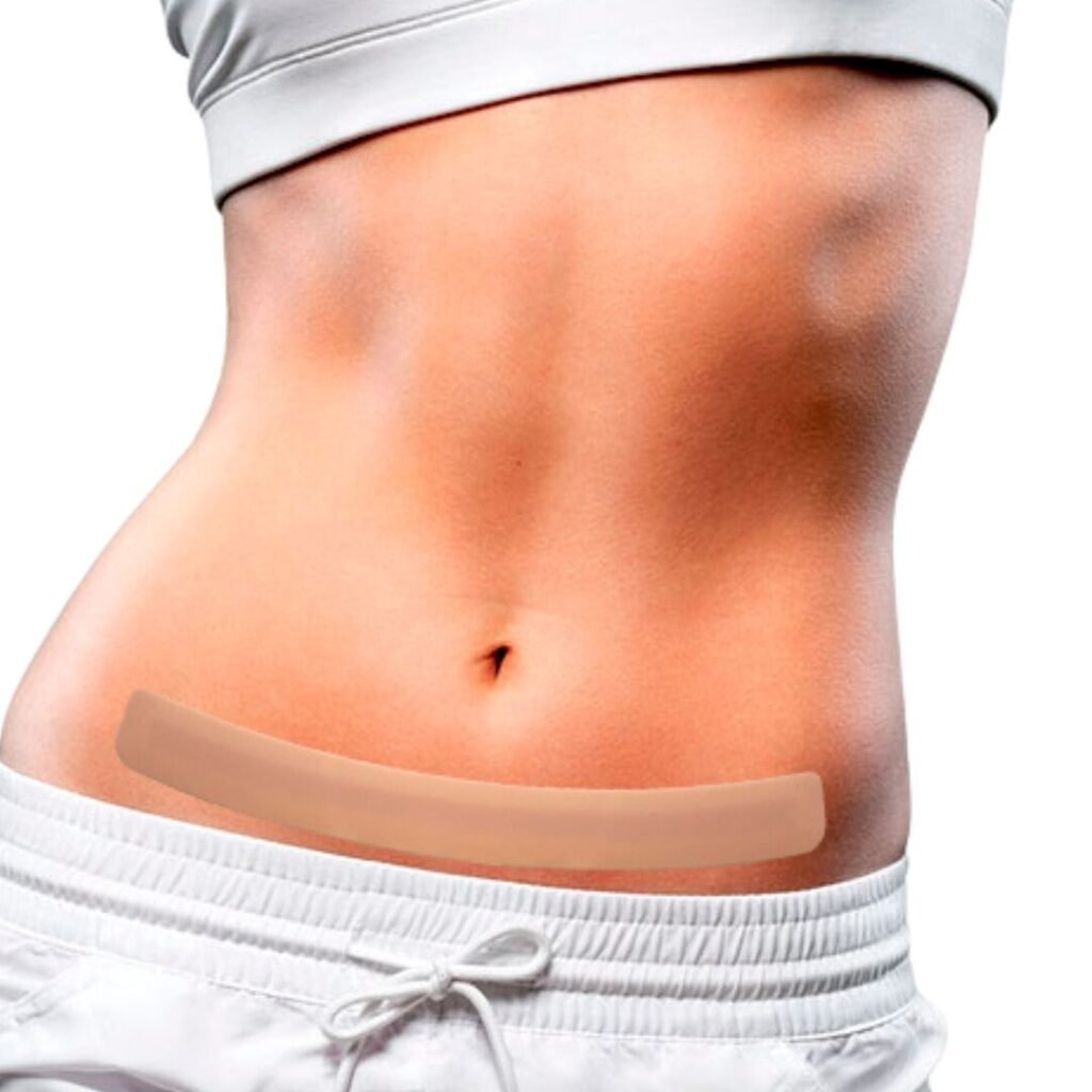 Barriga feminina com curativo adesivo na pele.