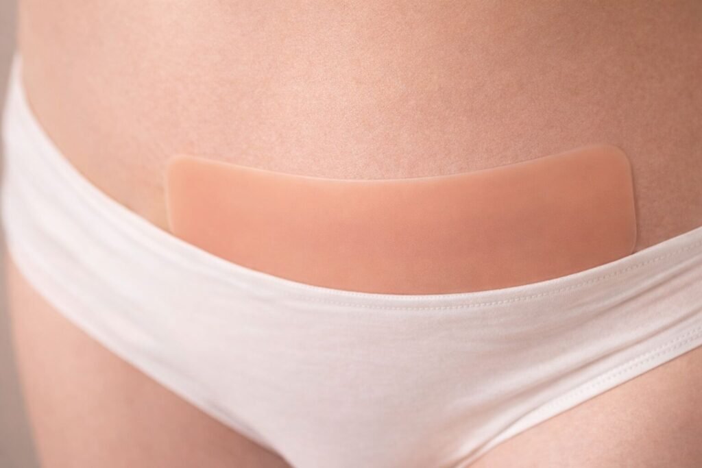 Curativo adesivo em área abdominal de uma pessoa