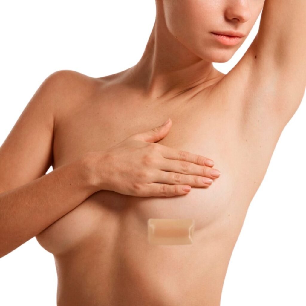 Modelo feminino tampando o seio com a mão.