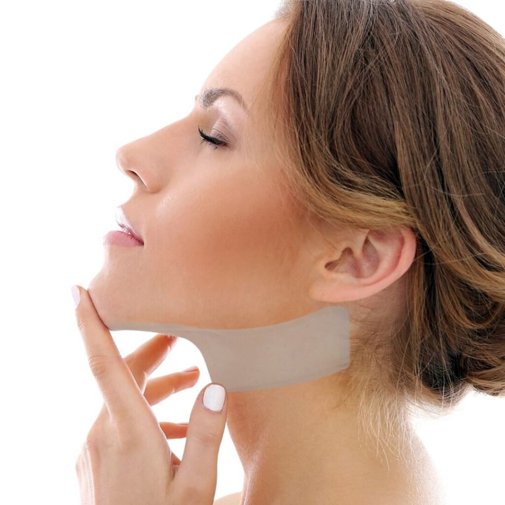 Mulher aplicando faixa de contorno facial
