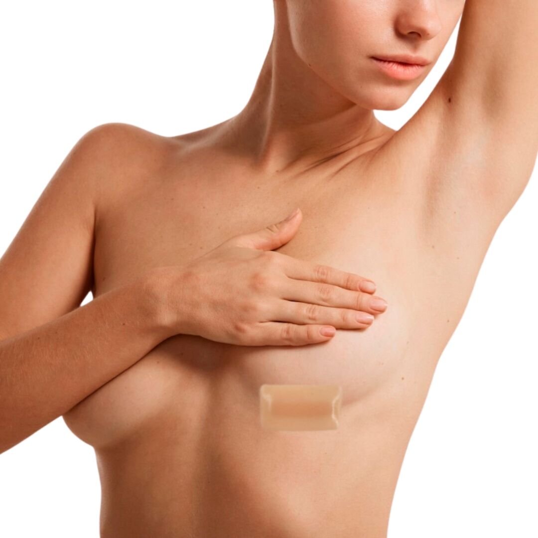 Mulher cobrindo o seio com a mão, fundo branco
